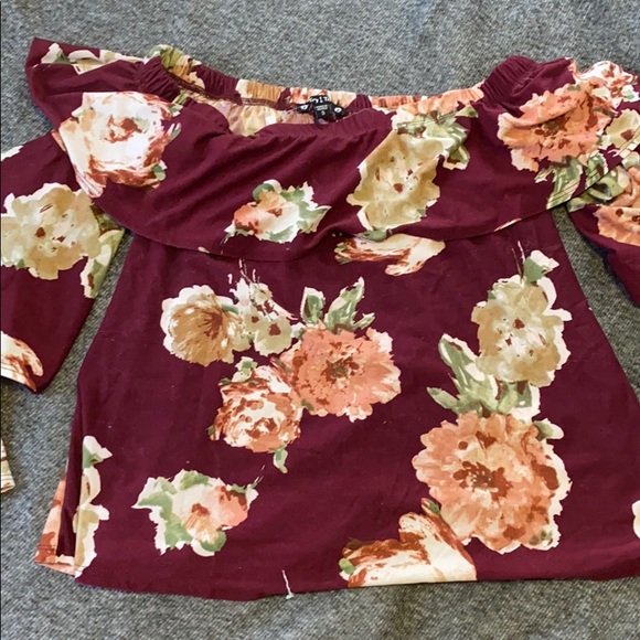Flower top with loose sleeves - Picture 1 of 2